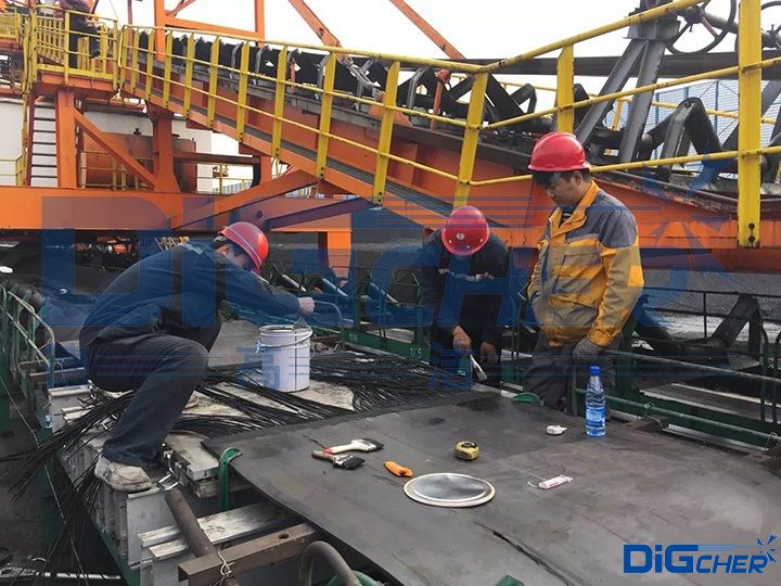 人工修復輸煤皮帶